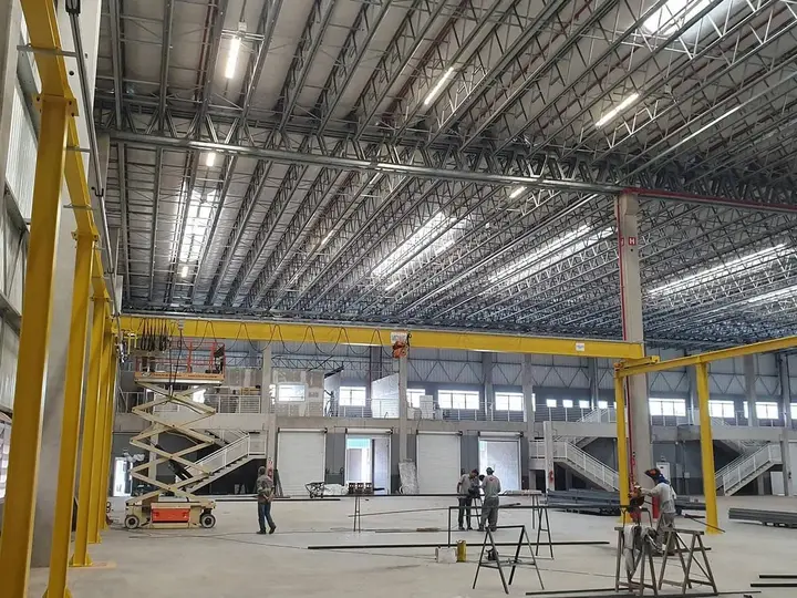 Ponte rolante suspensa: o que muda na rotina da operação após a instalação